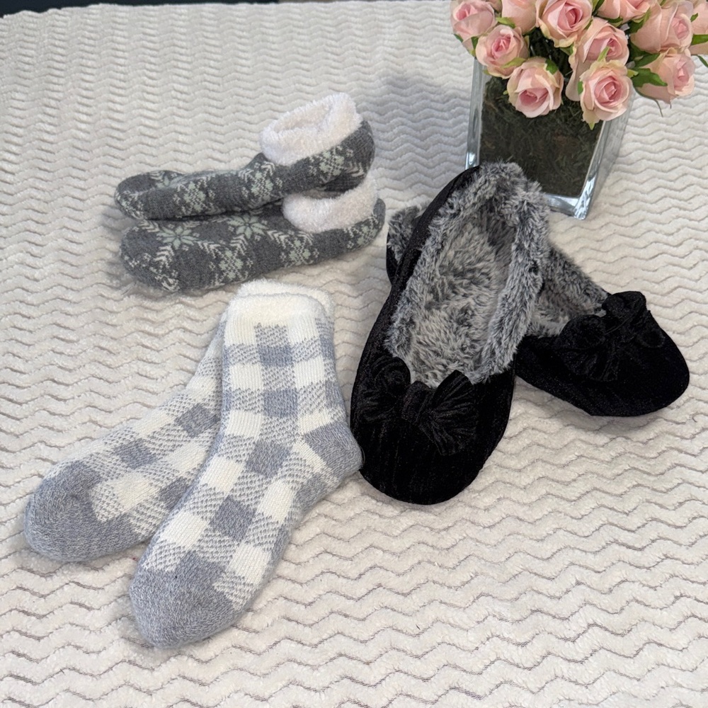 Rockdove velvet slipper Women’s size L 9-10 BUNDLE with slipper socks & socks
